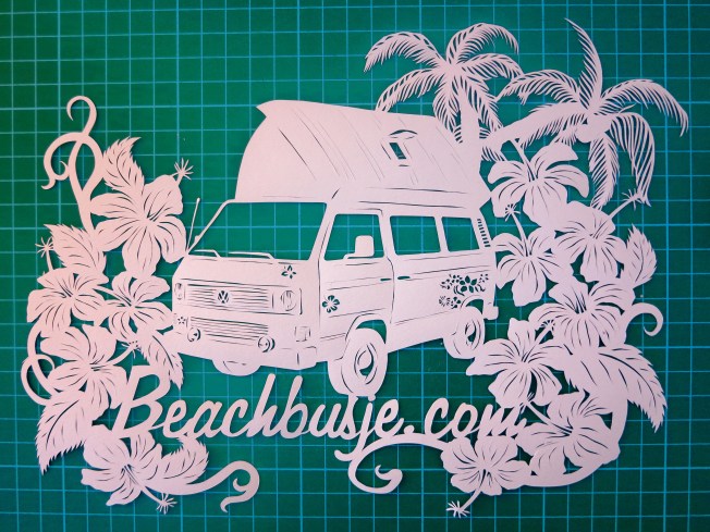 Prachtig papier-snij kunstwerk van mijn busje.