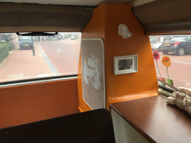 Het kastje weer in het busje.